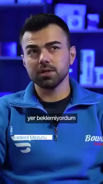 Ekranda “Usta Adayı” ve “Akademi Mezunu” olarak tanıtılan katılımcı, ilk gördüğü şeyin alanın büyüklüğü olduğunu söylüyor: “Çok şaşırdım.”

Anlattığı fark, metrekareden çok rahatlıkla ilgili. Araçların etrafında geniş yer kaldığı için sıkışmadan çalışıldığını, “kocaman alanda stres altında değiliz” diyerek özetliyor.

Öğrenme temposu da buna bağlanıyor: konular seviye seviye ilerlediği için “arabaya zarar veririm” kaygısı geride kalıyor, iş eğlenerek yapıldığında akılda kalıyor.

Kısa sürede kazanılan tecrübeyi de bu ortama bağlıyor; rahat çalışılan yerde öğrenmenin daha hızlı olduğunu söylüyor.