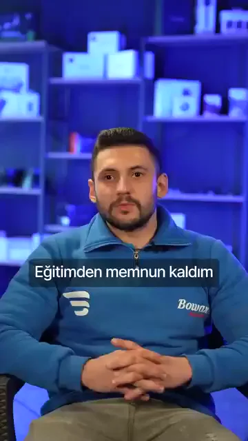 Farklı katılımcılar sırayla konuşuyor; ortak cümle memnuniyet üzerine kuruluyor: “Fazlasıyla memnun kaldım.”

Anlatılan kazanım bilgiden çok incelik tarafında. Dışarıda az çok bilgisi olduğunu söyleyen katılımcı, ince detayları öğrenmek için geldiğini belirtiyor ve “Püf noktaları anladım” diyor.

Bir katılımcı ilk gün ile ikinci gün arasındaki farkı anlatıyor: ikinci gün işi tek başına yapabileceğini düşünmeye başlamış. Eline aldığı malzemeyi değerlendirip nasıl kullanacağını bildiğini söylüyor.

Arabayla ilgili olduğunu söyleyen bir başkası da işin inceliklerini burada gördüğünü ekliyor.