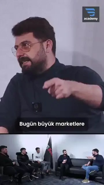 Yapılan teklif basit: bir marka gelsin, bir katı polisaj sınıfına çevirsin, öğrencilere kıyafet ve pasta versin, ürününü burada tanıtsın.

Karşılığı da hesaplanmış. Buraya gelen kişi zaten dükkân açacak; sizin pastanızla polisaj yapmayı öğrenen, sonrasında sizin pastanızı alıyor. Videoda bu "pazarlamanın matematiği" diye anlatılıyor.

Karşılaştırma marketlerden geliyor: büyük firmalar rafları önde olsun diye fazladan para verip raf kiralıyor.

Ama teklif karşılık bulmamış. Söylendiğinde de ticari kaygı güdüldüğü sanılmış.