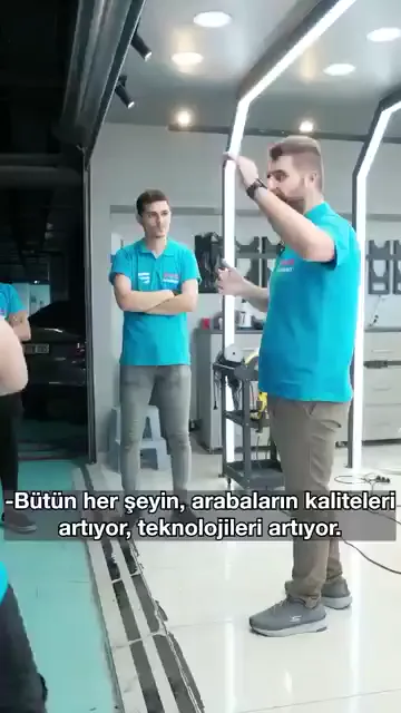 Araçların kalitesi ve teknolojisi artıyor; eğitmen otonom sürüşü örnek vererek işin gittiği yeri gösteriyor.

Buna karşılık sahadaki rekabetin çoğu zaman ters yöne kurulduğunu söylüyor: mahalledeki, semtteki diğer uygulamacılarla fiyat üzerinden yarışmak.

Cümlesi doğrudan: “Fiyatı düşürtmek yönünde rekabet edersen, kendini de sektörü de bir yere götüremezsin.”

Önerdiği ölçü kaliteyi artırmak. Sizi ayıran tarafın orası olduğunu, sonucun da bu şekilde görüleceğini söylüyor.