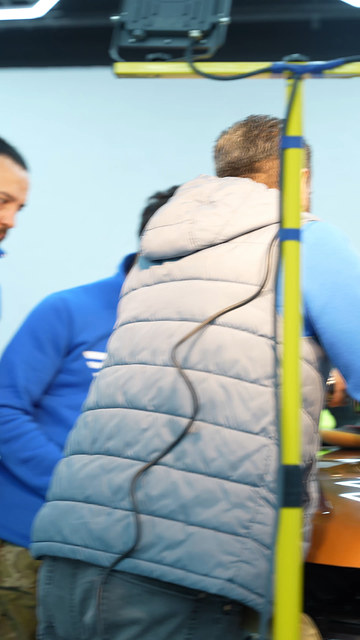 Pasta cila eğitiminde kursiyerimiz kaputa polisaj makinesiyle ilk geçişleri yapıyor; tavan ışığının yansıması işlenen yeri gösterir.
