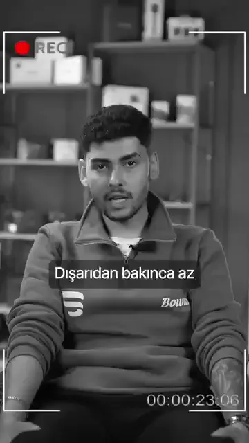 Gelmeden önce sürenin yetersiz kalacağını düşünüyormuş; geldikten sonra bunun böyle olmadığını söylüyor.

Gerekçesi günün yoğunluğu: “12 saat aralıksız” çalışıldığını, yemekte de yatmadan önce de aynı işin konuşulduğunu anlatıyor.

Kapanış cümlesi kendisine ait: eğitim ilk adımı attırıyor, “Yürümemek sana kalmış.”