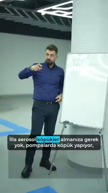 Cevap elektronik aksamda düğümleniyor: kimyasal ne kadar az sıvı halde temas ederse, oksitlenme riski o kadar azalıyor.

Köpüğün mantığı sanayideki rötuş boyasıyla anlatılıyor. Tanka konan ürünün içine gaz basılıyor ve dışarı sprey olarak çıkıyor; köpük de aynı şekilde, içindeki gazla kabararak geliyor. Bunun için aerosol kutu şart değil, pompalı bir kap da köpük verebiliyor.

Asıl hatırlatma hedefte: temizlenmek istenen şey düğmenin yüzü değil, arkasındaki mekanizma ve o alan. Tavan döşemesinde de gerekçe aynı; sıvının en az değmesi gereken yer orası.

Bu yüzden köpük türevi ürünlerle çalışıldığında mekanizma tarafında kafa rahat kalıyor.