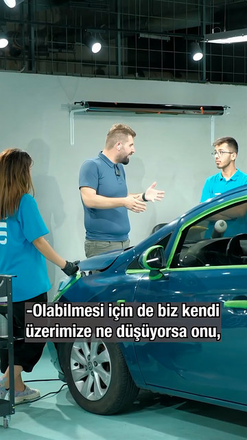 Oto detailing sektöründe kadınların da olması gerektiğini, bu işte düzen, incelik ve detay bulunduğunu Lokman İn kursiyerlerimizle konuşurken söylüyor.
