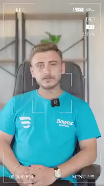 Eğitimi sosyal medyada karşısına çıkan videolarla bulmuş, ardından iletişime geçip gelmiş.

Geldikten sonrasını tek cümlede özetliyor: “Videolardakinden çok çok daha fazlası var.” Çalışma düzenini beklediğinden üst seviyede bulduğunu, ustalardan memnun olduğunu söylüyor.

Planı belirli: “Eğitimimden çıktıktan sonra bir işletme açıp kendi işimi kurmak istiyorum.”

Kendisinden sonra gelecek olanlara da bir ölçü bırakıyor — sonucu belirleyenin kişinin kendi disiplini ve özverisi olduğunu söylüyor.