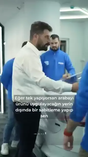 Sabunlu su ve saf su iki ayrı görev yapıyor. Ürün tutkallı; sabunlu su sıkıldığında tutkal geçici olarak devre dışı kalıyor, saf suyla yıkandığında tekrar aktifleşip yapışıyor.

Bu yüzden uygulama noktasına saf suyla girmek işi zorlaştırıyor. Malzeme bir daha kaldırıldığında iz bırakabiliyor.

Ragle ise ilk temas aracı değil. Malzeme ragle değdirilmeden yerine oturtuluyor; ragleye kalan iş yalnızca suyu çekmek.

Tek başına çalışıyorsanız, uygulanacak alanın dışından bir sabitleme almak işi tek elle çevirmenin yolu.