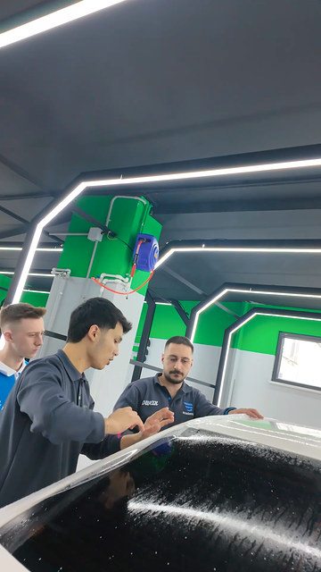 Kursiyerlerimiz aynı aracın kapı, tavan ve çamurluk panellerini paylaşarak PPF ile kaplıyor; eğitmenlerimiz kesimi ve kenar dönüşlerini kontrol ediyor.
