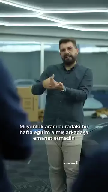 Sorunun cevabı süreyle değil, kontrolle başlıyor. Eğitmen karşı soruyu soruyor: aracı teslim edeceğiniz kişinin uzmanlığından nasıl emin oluyorsunuz?

“20 senedir bu işi yapıyor” cümlesi tek başına ölçü değil. Anlatıma göre kendini ustayım diye tanıtıp yanına gelen kişilerin tampon kaplayamadığı görülmüş; mesele geçen zaman değil, kendini geliştirmek.

Kendi uygulaması da aynı çizgide: ustayım diyerek yanında çalışan hiç kimsenin aracını, kendi kontrolünden geçmeden müşteriye teslim etmemiş.

Bunu titizlik olarak değil, güvenin kurulmamış olması olarak açıklıyor. Ölçü, kimin ne kadar süredir bu işte olduğu değil, işin sonunda çıkan yüzey.