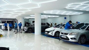 Oto detailing eğitimlerinin yapıldığı altıgen aydınlatmalı uygulama atölyesi; her aracın çevresinde rahatça çalışılacak kadar boşluk bırakılmış.