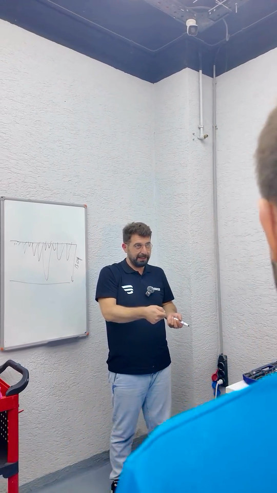 Sosyal medyada 'polisaja gerek yok' diye tanıtılan çizik giderici ürünlerin aslında ne yaptığını Bowax kurucusu Lokman İn tahtada anlatıyor.