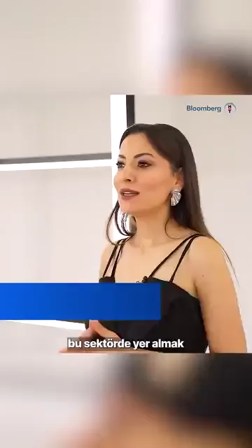 Bloomberg ekranındaki "Yeni Nesil İşler" kuşağında, sektöre girmek isteyen gençlere verilecek bir mesaj olup olmadığı soruluyor.

İlk koşul basit ama belirleyici: kendini geliştirmek ve süreci hızlandırmak isteyen kişinin arabayı seviyor olması gerekiyor.

İkincisi farkındalık. İşletme kurulacaksa girilecek yerin yoğun bir rekabet ortamı olduğu, otomotiv tarafının büyüklüğü nedeniyle bunun kaçınılmaz olduğu söyleniyor.

Üçüncüsü yön tayini: kazanç odaklı değil, hizmet kalitesini yükseltmeye dönük hamleler öneriliyor.