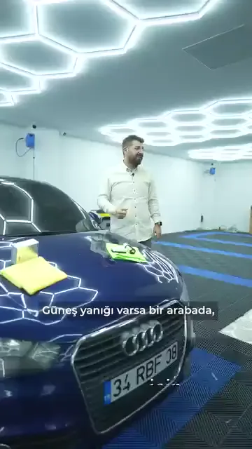 Güneş yanığında ölü verniği alıp üzerine seramik ya da PPF yapmak çözüm olarak sunuluyor; videoda bunlar satış politikası diye tanımlanıyor.

Renkli kaplama da yanığı gizlemiyor. "Sihirli bir el dokunmuş ve hiçbir şey kalmayacakmış gibi zannediyor" denilen beklentinin aksine, alttaki izler kaplamanın üzerinden doğrudan görünüyor.

Kaplama yapılacaksa yüzeyin sanki boyaya hazırlanıyormuş gibi hazırlanması gerekiyor, çünkü kaplama hiçbir hatayı kapatmıyor.

PPF tarafında da mukavemet vernik zemin için. Sökülürken alttaki izin görüneceği söyleniyor; en net ve en temiz olan final boya.