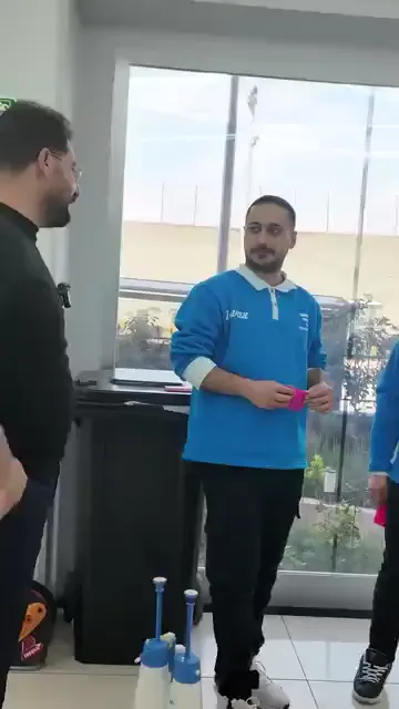 Aynı iş için birbirinden çok uzak rakamlar söylendiği anlatılıyor; müşteri de doğal olarak nasıl bu kadar ucuza yapılabildiğini soruyor. Verilen cevap çoğu zaman sürümden kazanma iddiası oluyor.

Bu iddia karede tersine çevriliyor. Bir araca aynı anda beş usta yürütülemiyor: bir parça üzerinde çalışılırken yanındaki parçaya girilemiyor, aracın etrafında verimli çalışabilecek kişi sayısı üçle sınırlı kalıyor.

Sabah alınıp öğleden sonra teslim edilen araç bu yüzden bir hız başarısı olarak sunulmuyor. Detay isteyen bir işte adet üzerinden kazanç, işin tarifine uymuyor.