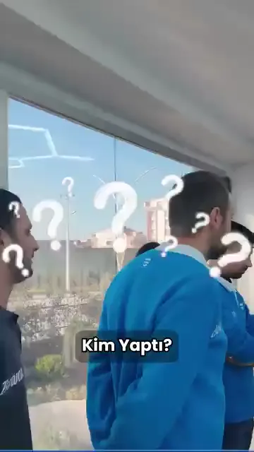Ekranda "Kim Yaptı?" kartıyla açılan bölümde iş kesim aşamasına geliyor; kesimden sonra kenarların sıvanması, işin pratik tarafı olarak anlatılıyor.

Asıl konu gerginlik. Çekilen kısım uzarken arkada boşta kalan kısım direnç yapıyor; bu direnç alınmazsa malzeme uygulandığı yerde rahat durmuyor.

Çözüm malzemeye yol vermek. Bazı noktalarda keserek ilerlemek gerekiyor ki çekilen parça oturabilsin.

Bagaj kapağı gibi şablondan çıkan parçalarda bu daha da belirgin hale geliyor.