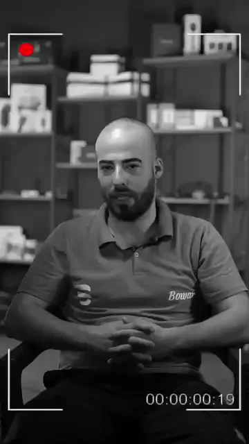 Buraya bir arkadaşının aracılığıyla gelmiş; daha öncesinde telefonla da temas kurmuşlar.

Asıl bağı ise takip alışkanlığı kurmuş: videoları uzun süredir izlediğini, hâlâ izlediğini anlatıyor.

İşi nasıl yaptığını da tek cümleyle söylüyor: “severek yapıyorum”.