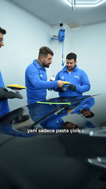 Pasta cilada keçeye ne kadar pasta konması gerektiğini ve fazlasının yüzeyi nasıl kapattığını Bowax kurucusu Lokman İn araç üzerinde gösteriyor.
