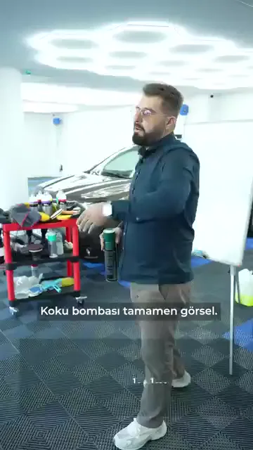 Sigara kokusu için önerilen koku bombası, videodaki tanımla "gaz basılmış parfüm". Kokuyu yok etmiyor, üstünü örtüyor.

Ticari tarafı da anlatılıyor: 50 liraya alınan ürün müşteriye 100 liraya satılıyor ve işin sonunda ortada bir çözüm kalmıyor.

Ozon jeneratörünün mantığı başka. Cihaz aracın içine konuyor, yaklaşık on dakika çalışıyor; gazın değebildiği her yerde — peteğin içinde, koltuğun altında — bakteriye etki ediyor.

Bu yüzden sigara kokusunu parfüm gibi bastırmak yerine ortadan kaldırıyor. Videodaki cümle şu: "Asıl dezenfektan ozondur."