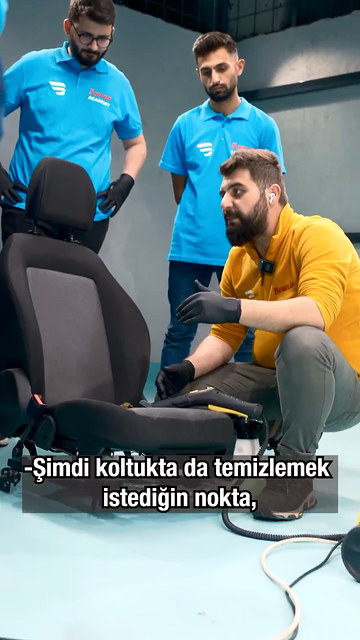 Koltuk yıkamada en sık yapılan hata olan kumaş yerine süngerin ıslatılmasını Bowax kurucusu Lokman İn kursiyerlerimize anlatıyor.