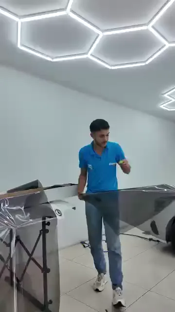 Büyük parça, araca götürülmeden önce iki kişiyle açılıp kabaca ölçüsüne getiriliyor. Film yere değerse üzerine yapışan toz uygulamadan sonra kabarcık olarak kaldığı için hiçbir aşamada zemine bırakılmıyor. Cam ve filmin iç yüzü, uygulama başlamadan hemen önce spreyle ıslatılıyor.