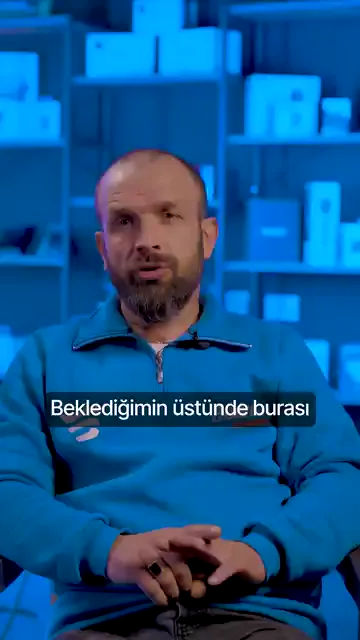 "Beklediğimin üstünde burası" cümlesiyle açılıyor. Katılımcı mekânı görselde plaza gibi gördüğünü, geldiğinde de kurumsal ve profesyonel bulduğunu söylüyor.

Saydığı başlıklar somut: çalışma alanı, kullanılan malzemeler, çalışanların ilgisi.

Aldığı eğitimler car detailing ve polisaj; anlatım sırasında PPF tarafına geçmiş durumda.

Bir de gelmeden önceki bilgisiyle hesaplaşıyor. Pasta cila yaptığını, ama araçları üstünkörü yıkadıklarını burada fark etmiş.