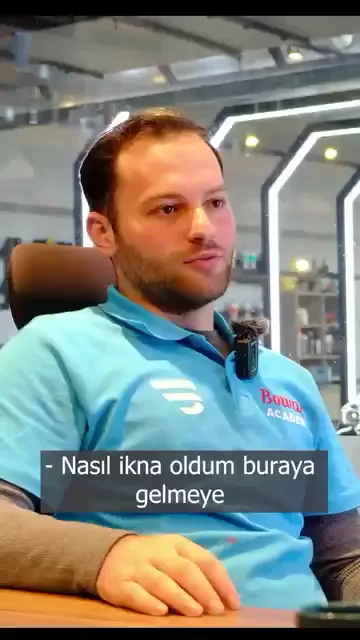 "Nasıl ikna oldum buraya gelmeye" sorusuyla açılıyor. Katılımcı profesyonel bir eğitime ihtiyaç duyduğunu, bu yüzden araştırmaya girdiğini söylüyor.

Gelmeden önceki tereddüdünü de anlatıyor: benden farklı bir şey mi yapıyorlar, bildiğimi sandığım şeyler var mı?

Öğrendiği şeyin adını kendisi koyuyor. Keçe verip "pasta şu şekilde atılıyor" denmiyor; o keçe ne için, hangi keçeyi kullanmalıyız sorusu soruluyor.

Bir aracı tek bir kombinasyonla yapmanın doğru olmadığını burada öğrendiğini, beklentisinin çok üstünde bir eğitim gördüğünü söylüyor.
