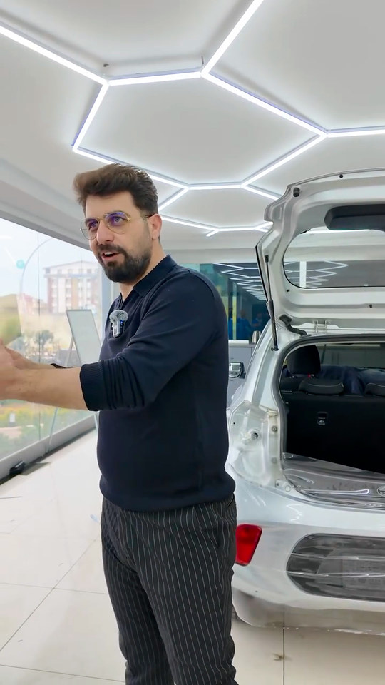 Lokman İn, hazır kesim makinesini alıp kullanmayan yerler olduğunu ve PPF kaplamada tampon, logo, çamurluk dönüşlerinin bıçakla yapıldığını anlatıyor.