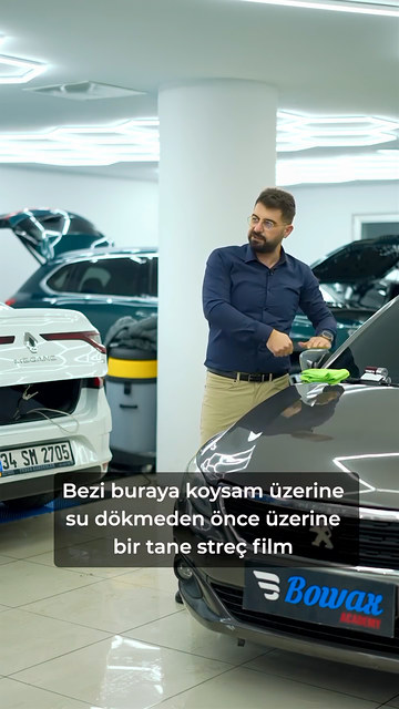 Yıkanmış bir aracın bile seramik kaplamadan önce neden izopropil alkolle silinmesi gerektiğini Bowax kurucusu Lokman İn araç üzerinde anlatıyor.