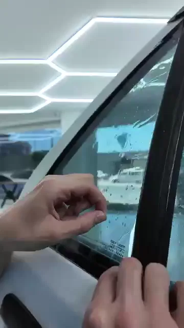 Arka yan cam gibi köşeli ve dar bölümlerde film, kalıbı çıkarıldıktan sonra tek parça yerleştiriliyor. Köşelerde kalan fazlalık, cam kenarından pay bırakılarak kesiliyor. Dar camlarda işi zorlaştıran şey filmin boyutu değil, köşelerin açısıdır.