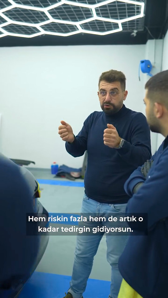 Polisaj makinesinde devir seçimini eğitmenimiz otobanda hız yapmaya benzeterek kursiyerlerimizle konuşuyor, düşük ve yüksek devrin riskini karşılaştırıyor.