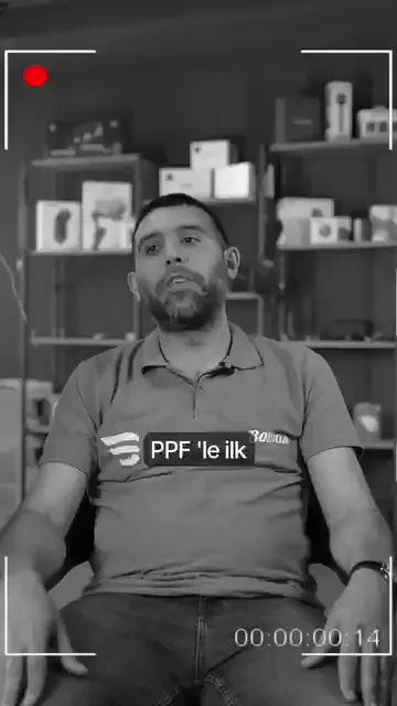 İlk günü unutamayacağını söylüyor: “PPF'le ilk gün tanışmamız… Çünkü cebelleştik resmen.”

Anlattığına göre hocalar başlangıçta araya girmemiş; “biraz tanıyın, işte biraz görün” diyerek onları serbest bırakmışlar.

Daha önce eğitim almış olanlar ise izleyip takılmış: “İşte oradan çekin buradan çekin diye… Bizimle dalga geçiyorlar.” Yine de ilk günü eğlenceli bulduğunu söyleyerek bitiriyor.