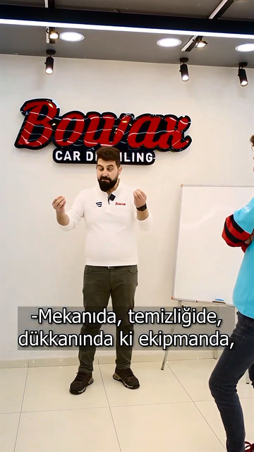 Aracını emanet eden kişinin ustanın kıyafetine, dükkânına ve ekipmanına baktığını Lokman İn anlatıyor; oto detailing işi ustanın kendinden başlıyor.