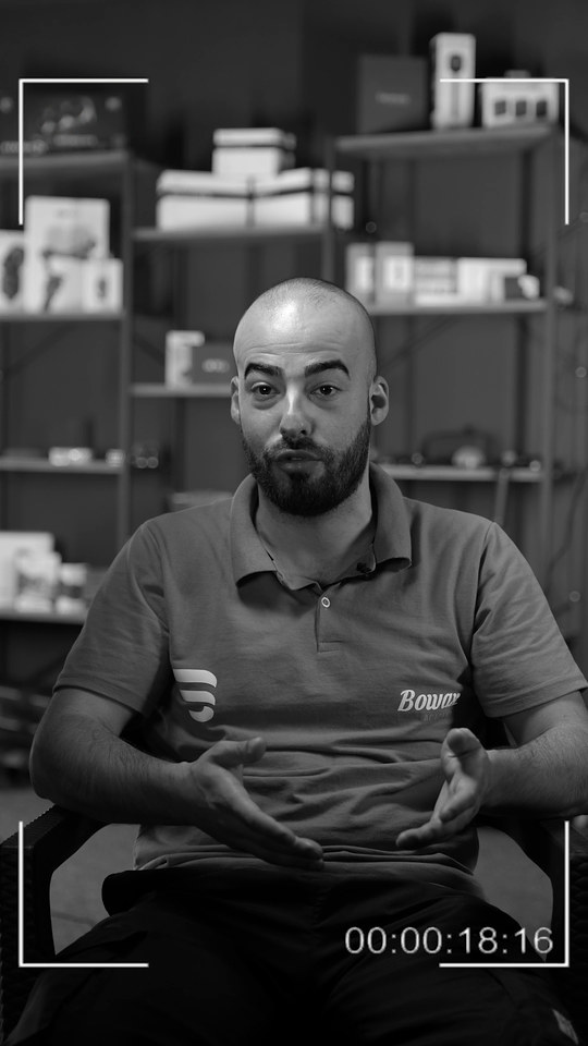 Bir arkadaşı aracılığıyla gelen kursiyerimiz, Bowax Academy'nin videolarını uzun süredir takip ettiğini ve oto detailing işini severek yaptığını anlatıyor.