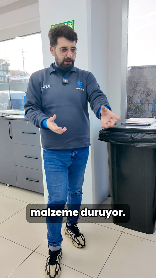 PPF kaplama sonrası filmi dinlendirmenin neden gerektiğini eğitmenimiz, bir malzemecide bagaj kapağını kaplayan ustadan öğrendikleriyle anlatıyor.