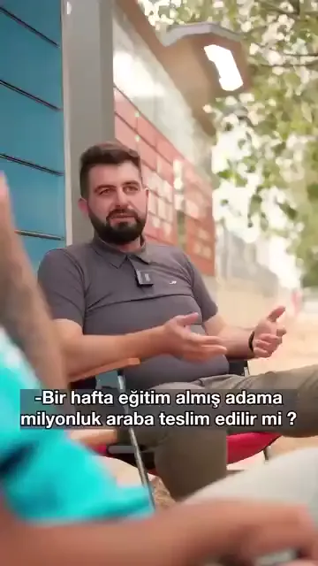 Cevap tereddütsüz veriliyor: edilir. Gerekçe ise karşı bir soruyla başlıyor — bugün aracını teslim ettiğin kişinin yeterliliğini biliyor musun?

Ölçü, çıkan işin mükemmelliğinde değil, verilebilecek zararda kuruluyor. Bir hafta eğitim almış kişi istenen düzeyde iş çıkaramayabilir; ama araca zarar vermeyeceği biliniyor.

Beğenilmeyen bir işin karşılığı da baştan söyleniyor: "Tamam abi beğenmediysen ödeme." Araç kondisyonunu koruduğu sürece anahtar geri verilebiliyor.

Zarar tarafı ise geri alınamıyor. Motor kaputu veya bagaj yakılmışsa, plastik aksama zarar verilmişse geri kalanın önemi kalmıyor; işin hem maddi hem mahcubiyet tarafı devreye giriyor.