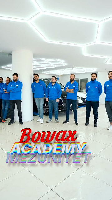 Sertifikaları tek tek elden verirken bir kursiyerimize tabelasını da veriyoruz; tören eğitmenimizin bol ve bereketli kazanç dileğiyle kapanıyor.