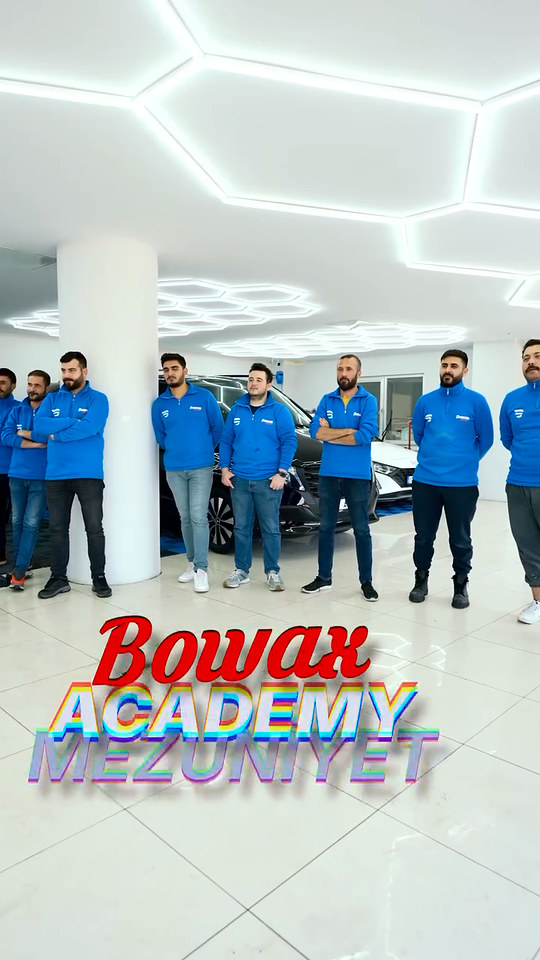 Sertifikaları tek tek elden verirken bir kursiyerimize tabelasını da veriyoruz; tören eğitmenimizin bol ve bereketli kazanç dileğiyle kapanıyor.