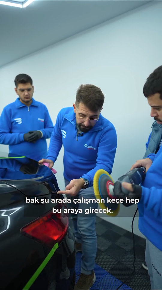 Bagaj kapağının içeri giren hatlarında polisaj makinesinin hangi kısmıyla çalışılacağını Bowax kurucusu Lokman İn kursiyerlerimizle gösteriyor.