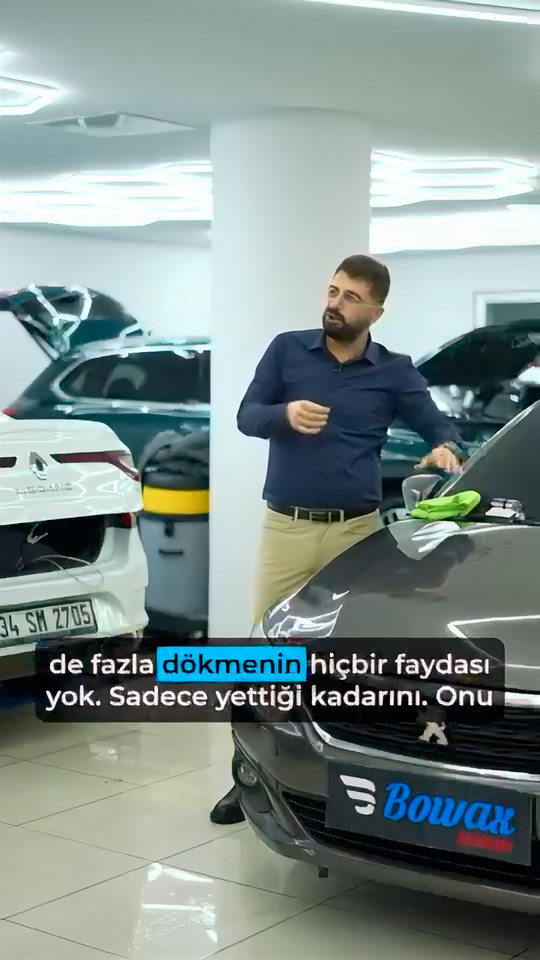 Seramik kaplamada ürünü bol dökmenin neden fayda sağlamadığını Bowax kurucusu Lokman İn beş litrelik kovaya on litre su benzetmesiyle anlatıyor.