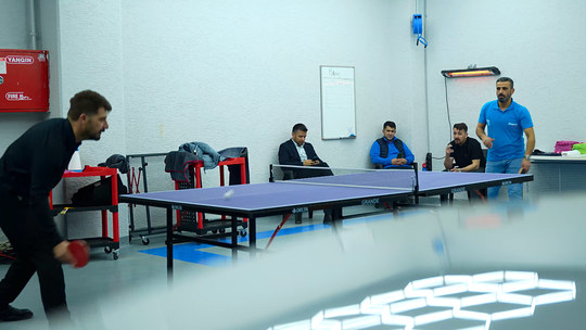 Bowax Academy'de eğitim arasında dinlenme odasına kurduğumuz masada kursiyerlerimizle masa tenisi oynuyoruz; uzun rallilerin olduğu kısa bir kesit.