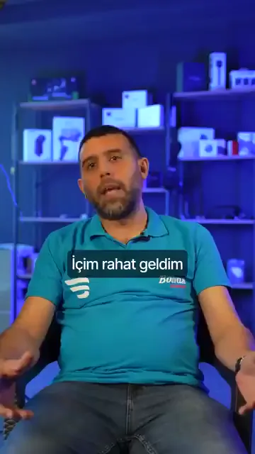 Araştırma yaparak gelen bir katılımcı konuşuyor: karşısına birçok firma çıkmış, akademi olarak kurgulanmış olması ilgisini çekmiş.

Binayı ilk gördüğü andaki tepkisini de anlatıyor. “İçim rahat geldim” diyor ve devamını ekliyor: “Ve buraya geldiğimde hayal kırıklığına uğramadım.”

Detaylı temizliği zaten yaptığını söylüyor; buna rağmen yeni şeyler keşfetmenin kendisini mutlu ettiğini belirtiyor.

Ortamla ilgili söyledikleri de beklentisiyle örtüşüyor: güler yüz ve yardım etmeye açık bir çalışma düzeni.
