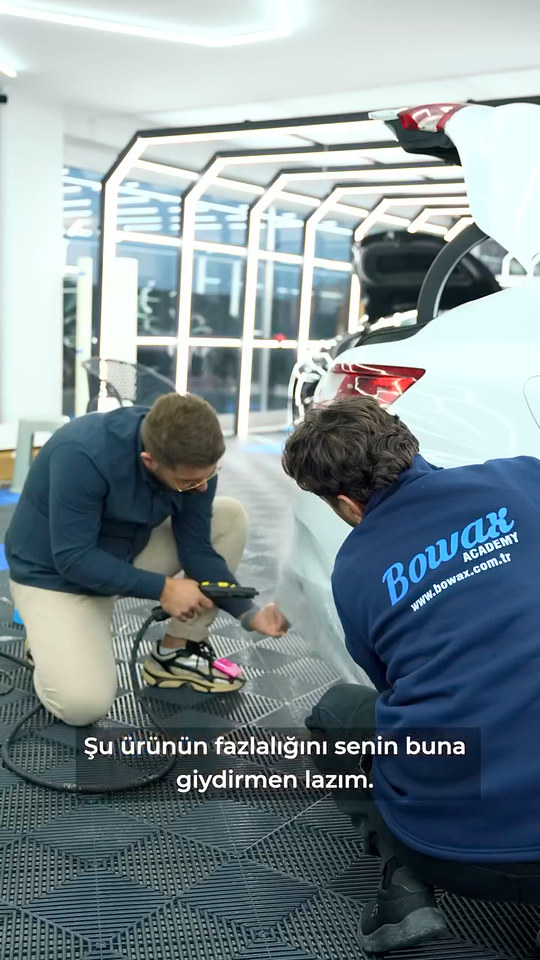 Arka tampona PPF uygulanırken Bowax kurucusu Lokman İn, filmin nasıl çekilip giydirildiğini kursiyerimizle birlikte uygulama üzerinde gösteriyor.
