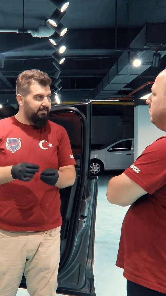 Deri koltuk temizliğinde derinin parlamaması gerektiğini; koltuk, torpido ya da kemerdeki deri parlıyorsa kirli olduğunu Lokman İn anlatıyor.