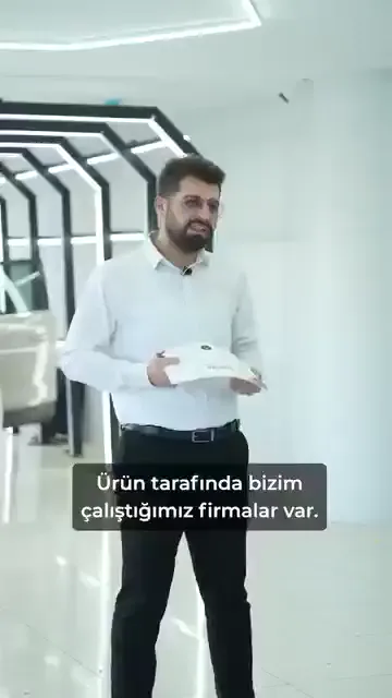 Anlatım ürün tedariki üzerinden başlıyor: eğitmen, çalıştıkları firmaların olduğunu söylüyor ama asıl derdi başka bir yerde.

“Biz burada insanlara bir iş öğretiyoruz.” Normal şartlarda bir tedarikçinin, dükkân dükkân dolaşıp ürün tanıtması, ziyaret etmesi gerekir. Oysa bir sürü ilden ve ilçeden gelen bu topluluğun önüne kimse çıkıp ürününü anlatmıyor.

Eğitmen bunu sektörün vizyon sorunu olarak adlandırıyor ve ürün tarafında kendi yolunu çizeceklerini söylüyor.

Kapanış karesindeki yazı da aynı cümleyi tekrarlıyor: sıkıntı üründe değil, bakış açısında.