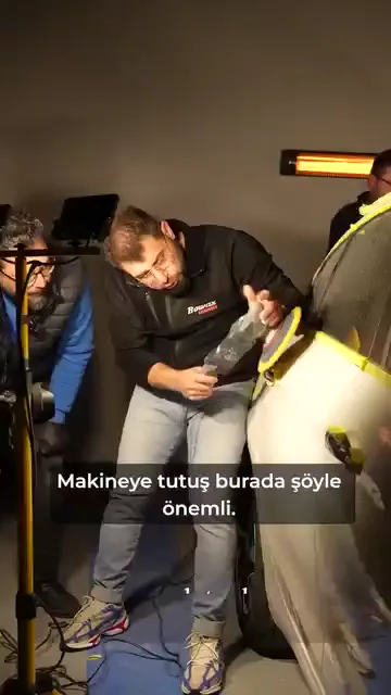 Makineyi geri çekerken pastayı keçenin altına almak, gördüğünüz alanı açık tutmak için. Videoda iki durum üst üste gösteriliyor: pasta altta kaldığında ışığın yansıması ve çizik görünüyor, pasta yüzeye bırakıldığında "Görüşüm tamamen kapandı" deniyor.

Neden önemli olduğu basit. Çalışırken o çiziği aldınız mı almadınız mı, ancak zemini görüyorsanız anlarsınız.

Pasta kalıntısı yağlı bir zemin bırakıyor ve işlem durduğunda zaten silinmesi gerekiyor. Silip bakmak, devam edip etmeyeceğinize karar verdiğiniz an.

Polisajda ilerleme hissi değil, görülen yüzey yön veriyor.