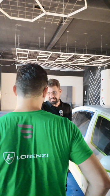 Bowax kurucusu Lokman İn, yeniden kaplanacak bir araçta PPF sökümünde tavana dayanan bir kolun bıraktığı göçükleri ve işin baştan yapılmasını anlatıyor.