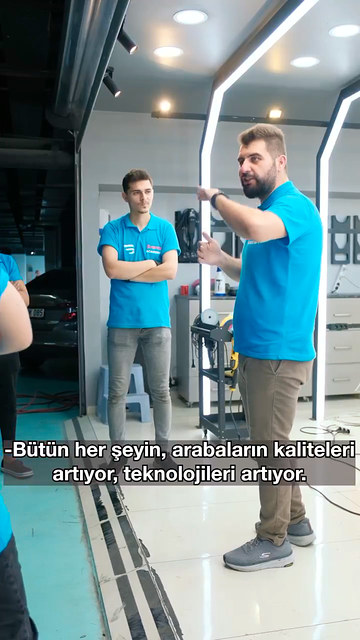 Oto detailing sektöründe rekabetin neden fiyat kırarak değil işin kalitesini yükselterek kurulması gerektiğini Lokman İn kursiyerlerimizle konuşuyor.
