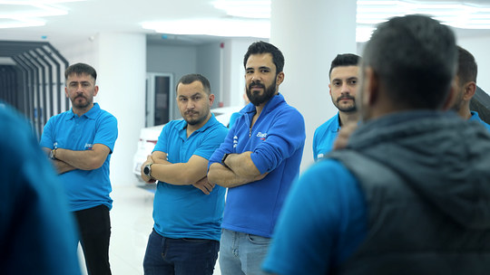 Bowax Academy'de oto detailing eğitimi gerçek araçlar başında yürüyor; uygulamaya geçmeden önce eğitmenimiz kursiyerlerimize yapılacak işi anlatıyor.