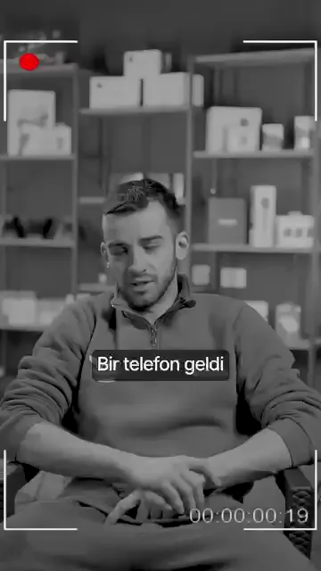 Hikâye tek bir telefonla başlıyor: yakın bir tanıdığı arayıp bu işe başlamayı düşündüğünü söylüyor.

Kararı ailesiyle konuşarak veriyor: “Oturdum annemle falan konuştum.” O sırada çalıştığı işten memnun değilmiş; antrenörlüğün kendisini nereye kadar götüreceğini sorguladığını anlatıyor.

Sonucu kendi cümlesiyle bitiriyor: “Bir anda gerçekleşti.”