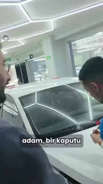 Kaput üzerindeki çalışma sürerken müdahale geliyor: çekiş fazla. Gereğinden çok yüklenmek, sonrasında kenarda düzeltilecek bir sorun bırakıyor.

Araya kaportacı örneği giriyor; çekmenin tek başına iş görmediği, çekilen malzemeye yol verilmesi gerektiği hatırlatılıyor.

Bir kaputa aynı anda kaç kişinin girdiği de sorgulanıyor. Kalabalık, işi hızlandırmak yerine kontrolü zorlaştırıyor.

Bölüm, katılımcıların birbirlerinin işine bakmasıyla kapanıyor. Ölçü, işi yapmış olmak değil; ne yaptığını anlatabilmek.