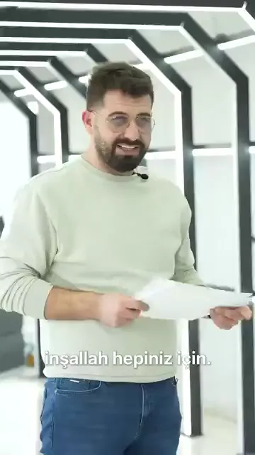 Ekranda “MEZUNİYET” yazısı beliriyor; boyahane kabininde toplanan grubun önünde isimler sırayla okunuyor.

Her katılımcı belgesini elden alıyor, karşılıklı “hayırlı uğurlu olsun” ve teşekkür cümleleri tekrarlanıyor.

Tören sertifikayla sınırlı kalmıyor; grubun kendi arasındaki şakaları, evlilik muhabbetleri ve bir sonraki haftaya dair sözler araya giriyor.

Belgeler dağıtıldıkça sıra kısalıyor, kapanışta herkese bereketli kazanç dileniyor.